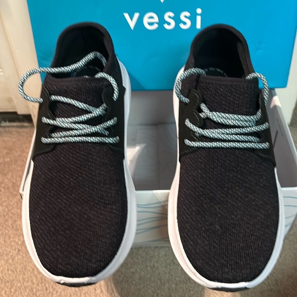 Vessi Everyday style. Waterproof sneaker size 8
